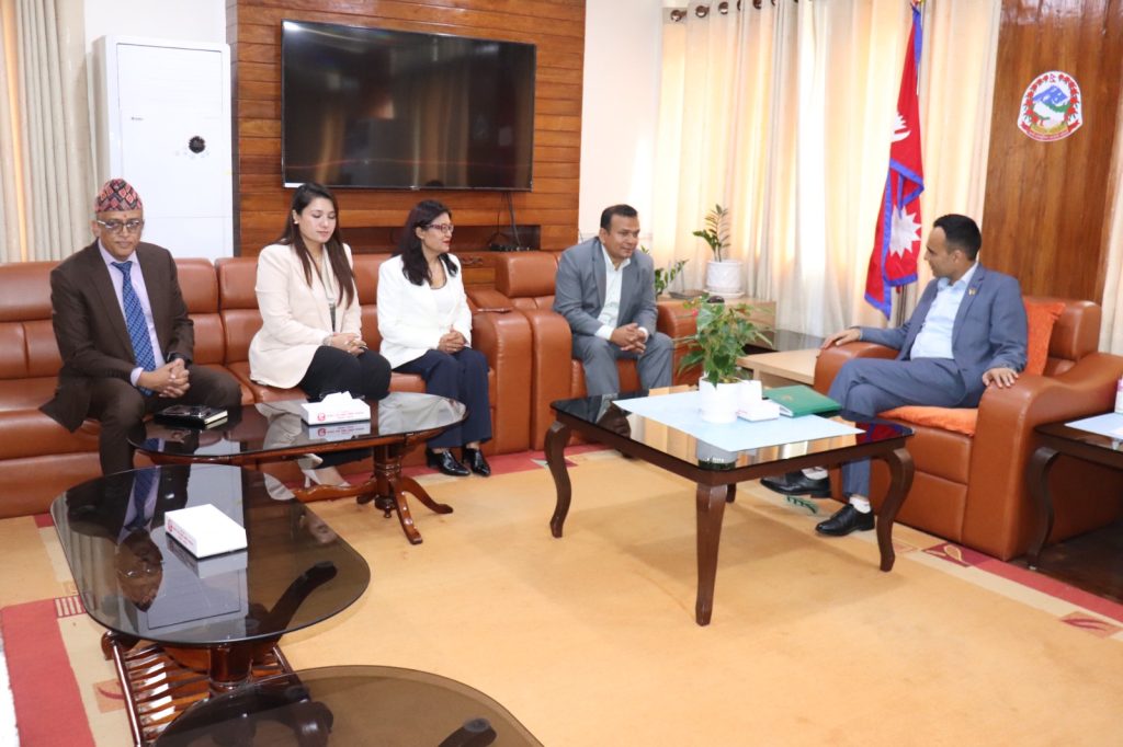 बाढीपीडितको पुनःस्थापना र पुनर्निर्माणका लागि सरकारले सबै निकाय र पक्षसँग सहकार्य गरिरहेको छः सञ्चारमन्त्री डा तिमिल्सिना