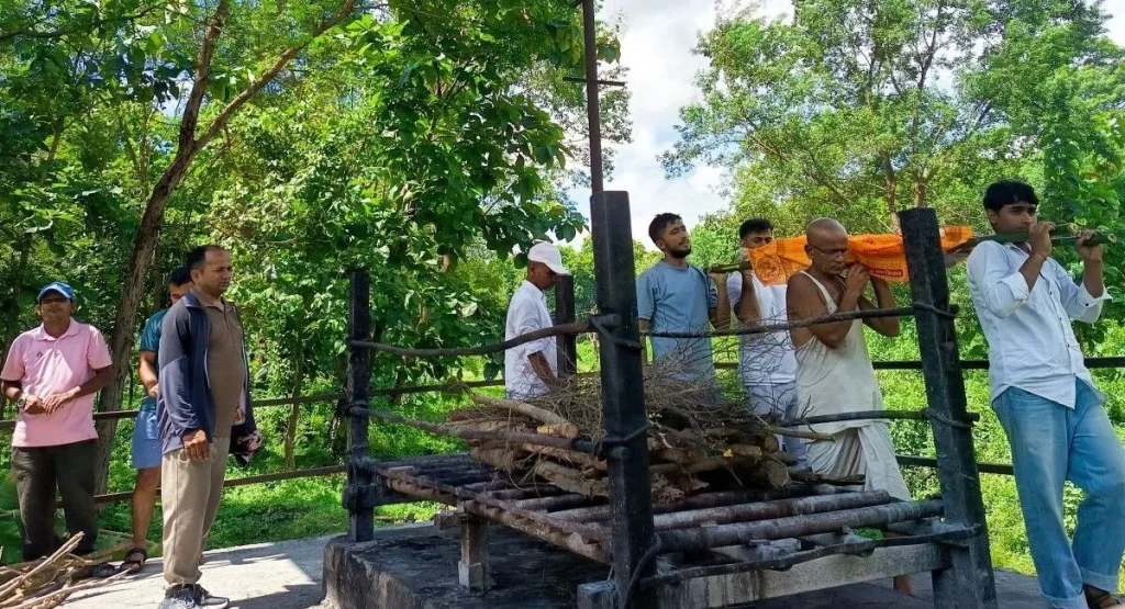 रसुवामा अस्ताएका मामा र भान्जाको कुशको शव बनाएर दाहसंस्कार