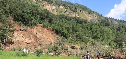 पहिरोले लामाबगरका चार घर र दुई गोठ पुरिए, एक जना घाइते