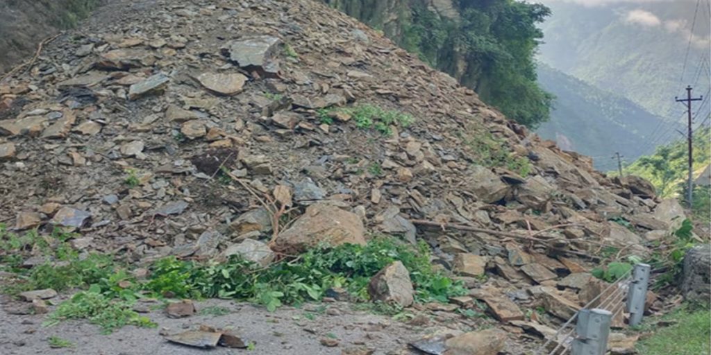 भम्लु खोलामा सुख्खा पहिराले कर्णाली राजमार्ग पुनः अवरुद्ध