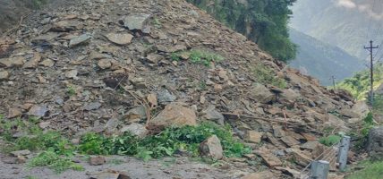 भम्लु खोलामा सुख्खा पहिराले कर्णाली राजमार्ग पुनः अवरुद्ध