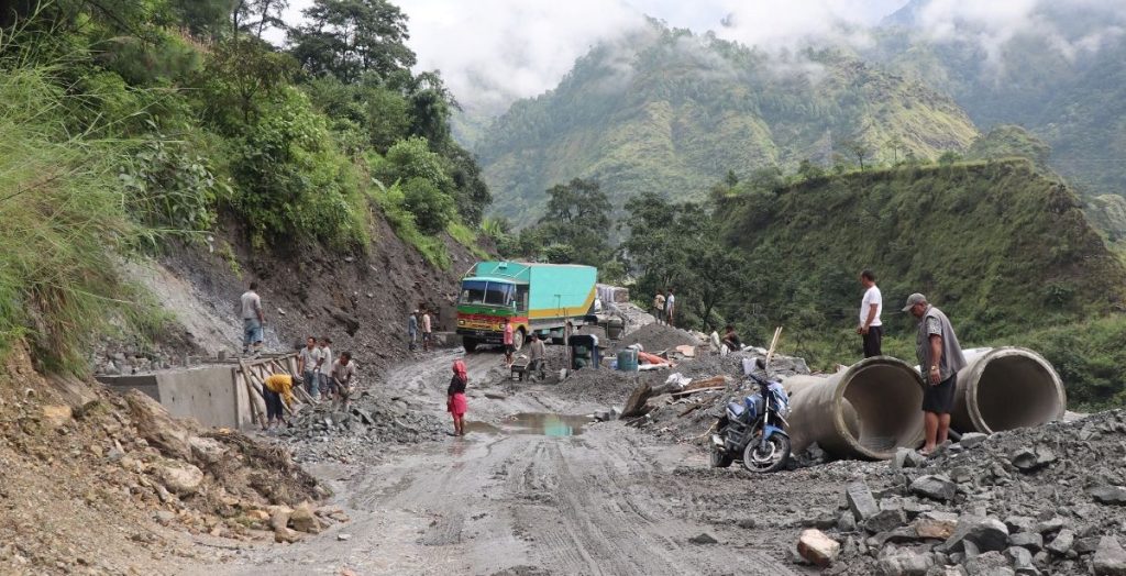 बेनी–जोमसोम सडक : पहिरो प्रभावित क्षेत्रमा स्तरोन्नति तीब्र