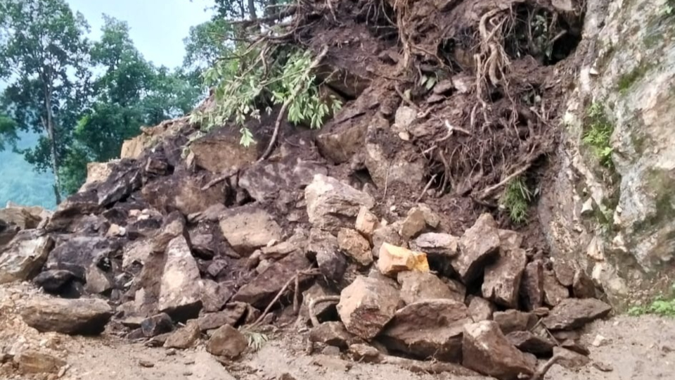 कास्कीमा पहिरोमा परी दुई जना गम्भीर घाइते