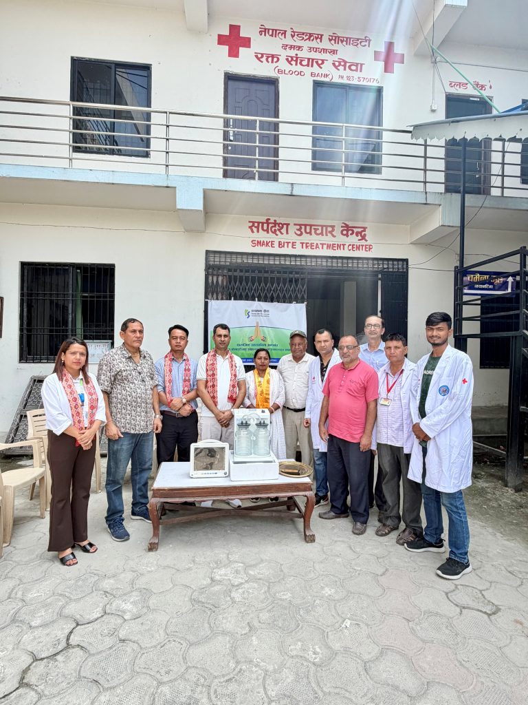 कामना सेवा विकास बैंकद्वारा रेडक्रसलाई सर्पदंश उपचार उपकरण हस्तान्तरण