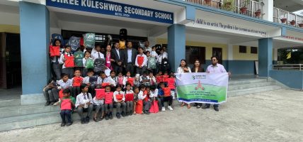 कामना सेवा विकास बैंकद्वारा विपन्न विद्यार्थीलाई शैक्षिक सामग्री वितरण