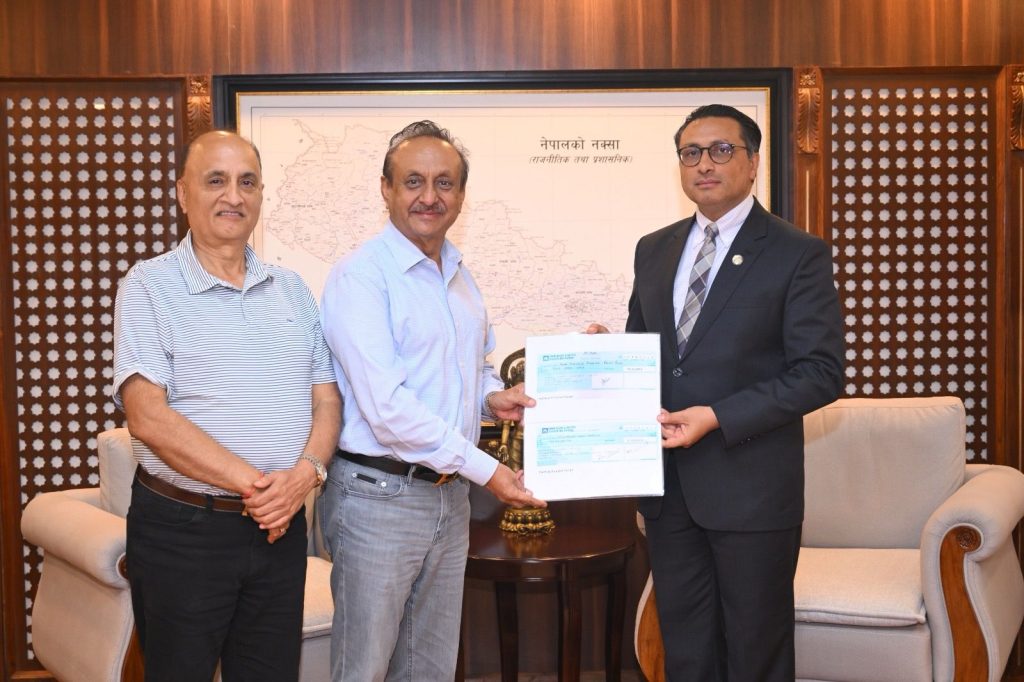 प्रधानमन्त्री दैवी प्रकोप उद्धार कोषमा रिद्धी सिद्धि र सौर्य सिमेन्टको १ करोड १ लाख सहयोग