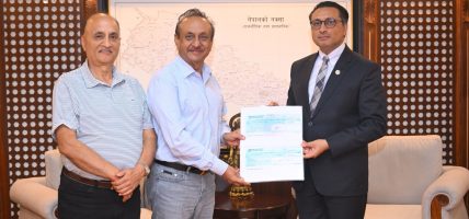 प्रधानमन्त्री दैवी प्रकोप उद्धार कोषमा रिद्धी सिद्धि र सौर्य सिमेन्टको १ करोड १ लाख सहयोग