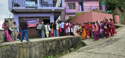 साल्टट्रेडिङको सुपथ मूल्य पसलमा नुन र चिनी खरिद गर्न उपभोक्ताको भीड