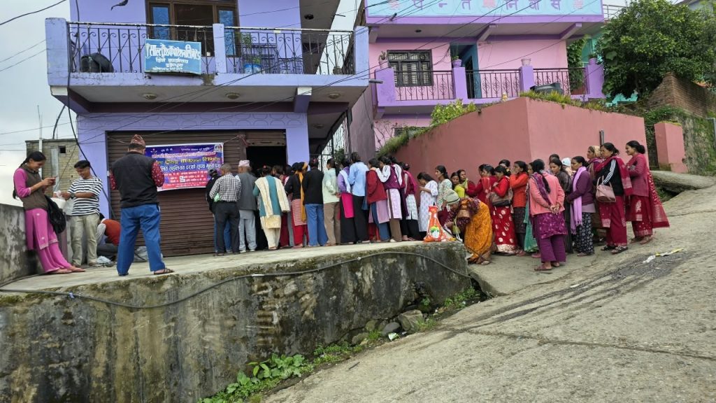 साल्टट्रेडिङको सुपथ मूल्य पसलमा नुन र चिनी खरिद गर्न उपभोक्ताको भीड