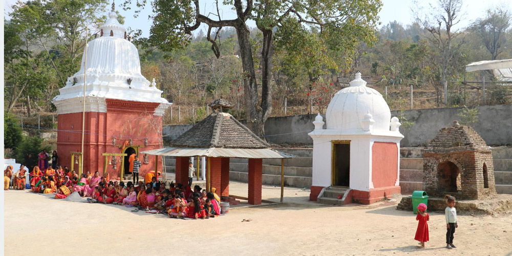 प्राचीन नागेश्वर मन्दिरअघि वर्षात्ले जम्मा गरेको माटोले प्रवेशमा समस्या