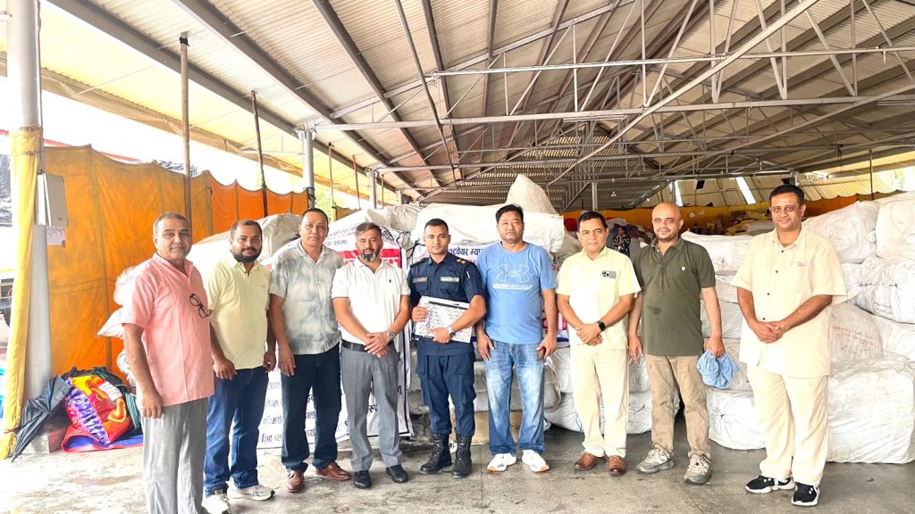 बाढी प्रभावितका लागि फुटवेयर उत्पादक संघको ५० लाखभन्दा बढीको राहत सहयोग