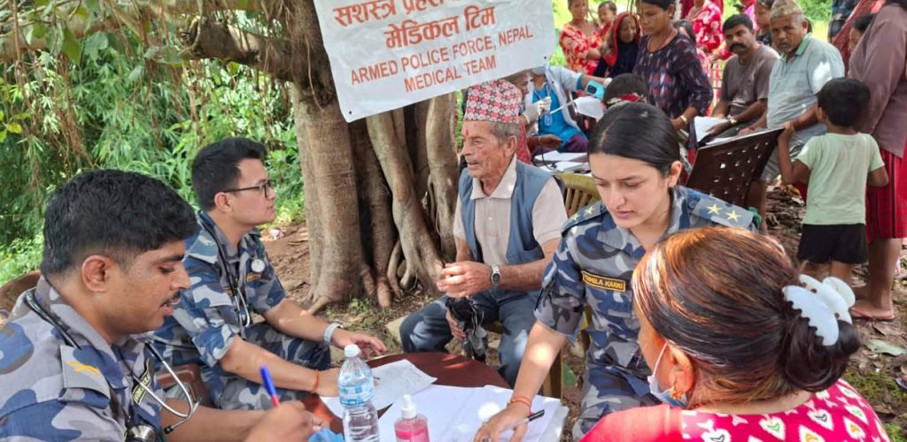 सशस्त्र प्रहरीद्वारा बाढी प्रभावित क्षेत्रका तीन हजार ६०० बढीको स्वास्थ्य उपचार