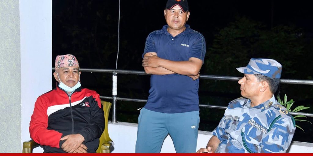 मृतक र बेपत्ता सशस्त्र प्रहरीका परिवारजनसँग महानिरीक्षक पौडेलको भेट