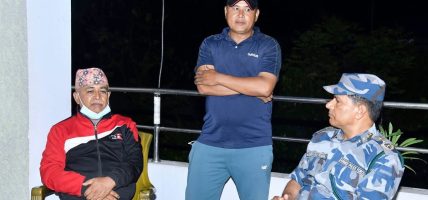 मृतक र बेपत्ता सशस्त्र प्रहरीका परिवारजनसँग महानिरीक्षक पौडेलको भेट