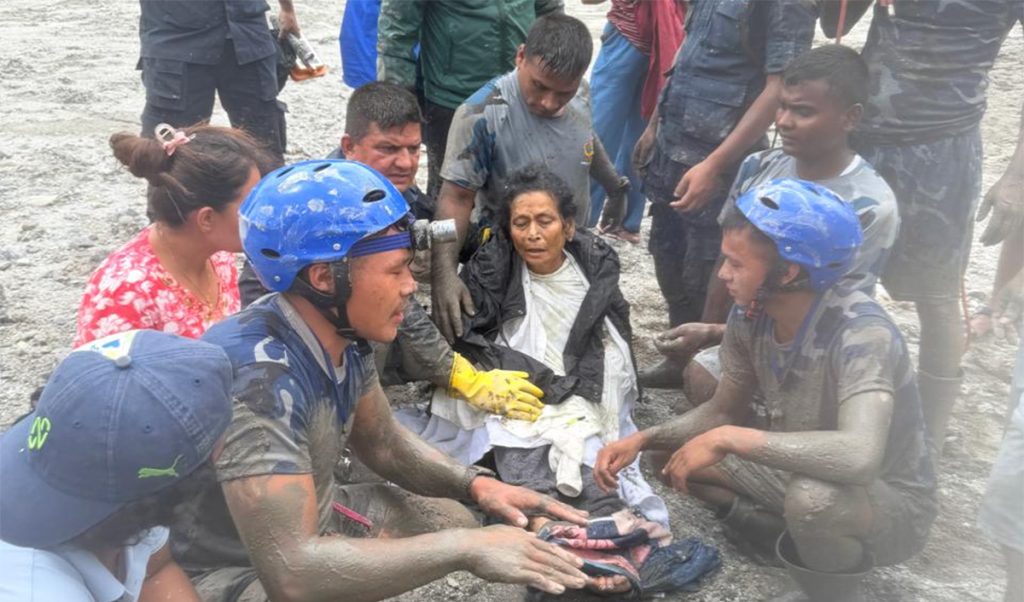बाढीले पुरेको घरभित्रबाट ‘बचाऊ–बचाऊ’ भनेपछि…
