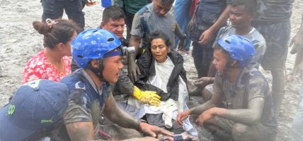 बाढीले पुरेको घरभित्रबाट ‘बचाऊ–बचाऊ’ भनेपछि…