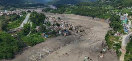 भोटेकोशी बाढीः छ सय ७७ यातायात मजदुर सम्पर्कविहीन