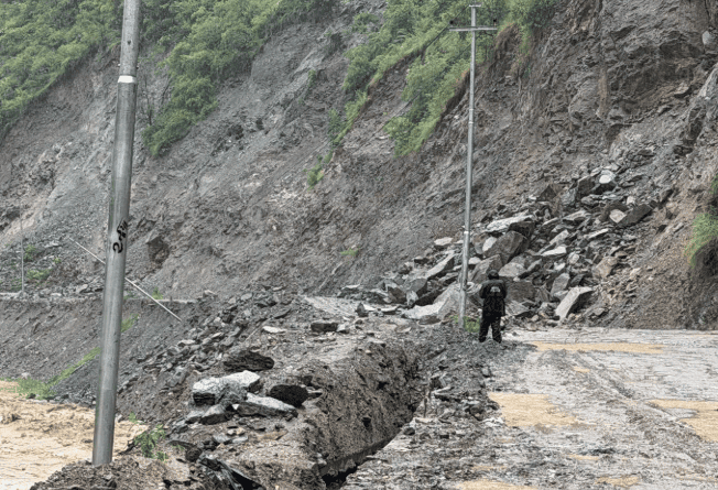बाढी–पहिरोका कारण देशभरका प्रमुख राजमार्ग बन्द