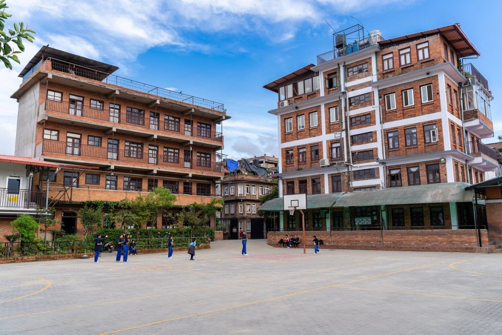 बाढीपीडितका लागि एभरेस्ट स्कुल परिवारको ९ लाख ५ हजार रुपैयाँ सहयोग