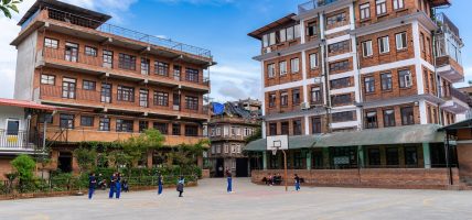 बाढीपीडितका लागि एभरेस्ट स्कुल परिवारको ९ लाख ५ हजार रुपैयाँ सहयोग