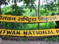 जिप सफारीका लागि निकुञ्जभित्रको सडकमा झाडी पन्छाइँदै जिप सफारीका लागि निकुञ्जभित्रको सडकमा झाडी पन्छाइँदै