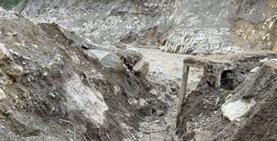 चुमनुब्रीस्थित थेराङखोलाको बाढीले चार घर र पुलमा क्षति