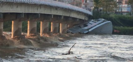 पुलमा अड्किएको क्रुजसिप निकाल्ने तयारी