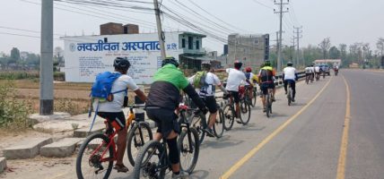 आन्तरिक पर्यटन प्रवर्द्धन गर्दै हेटौँडाका साइकल यात्री लमजुङमा