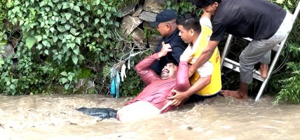 धोबिखोलामा चिप्लेर लडेका एक जनाको उद्धार