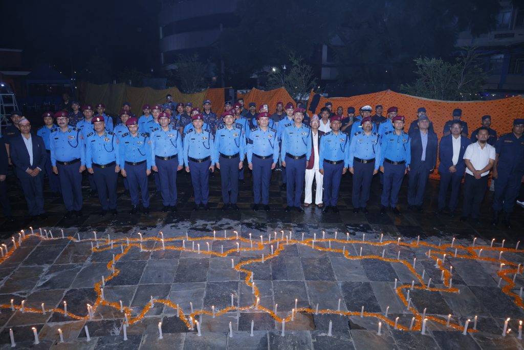 इन्टरपोल दिवसः बाढीमा दिवङ्गत भएकाको सम्झनामा दीप प्रज्वलन