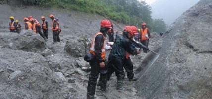 त्रिशूली–३ ‘ए’ मा सुरुङको मुख खोलेर माटो सोहोर्ने काम जारी