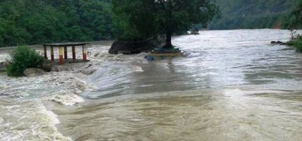 सेतीवेणी बजारका २६ घर डुबानमा, प्रभावितलाई विद्यालयमा राखियो