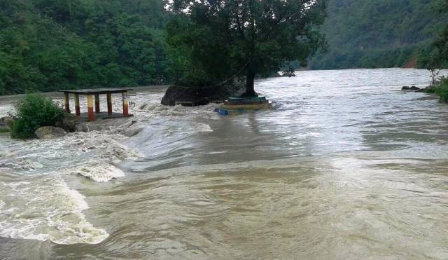 सेतीवेणी बजारका २६ घर डुबानमा, प्रभावितलाई विद्यालयमा राखियो