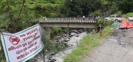 जलविद्युत् आयोजनाको सहयोगमा दुखुखोला सडक पुल संरक्षण