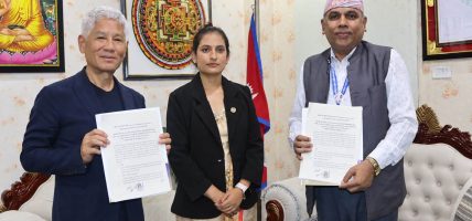 बाढीबाट प्रभावित बालबालिकाका लागि झन्डै ५८ करोड सहयोग गर्ने घले दम्पतिको घोषणा