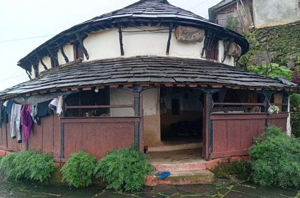 आधुनिकताका बीचमा नेपाली मौलिक ‘घुमाउने घर’ हराउँदै