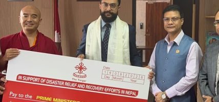 बाढीप्रभावितका लागि गुरु रिम्पोछेद्वारा एक करोड ५० लाख सहयोग