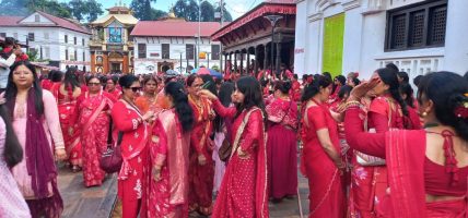 तीज : पशुपतिनाथमा बिहान १० बजेपछि बढे महिला दर्शनार्थी