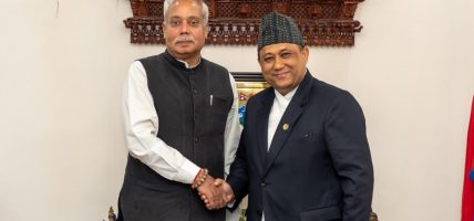 परराष्ट्रमन्त्री खनालसँग भारतीय राजदूत श्रीवास्तवको बिदाइ भेट