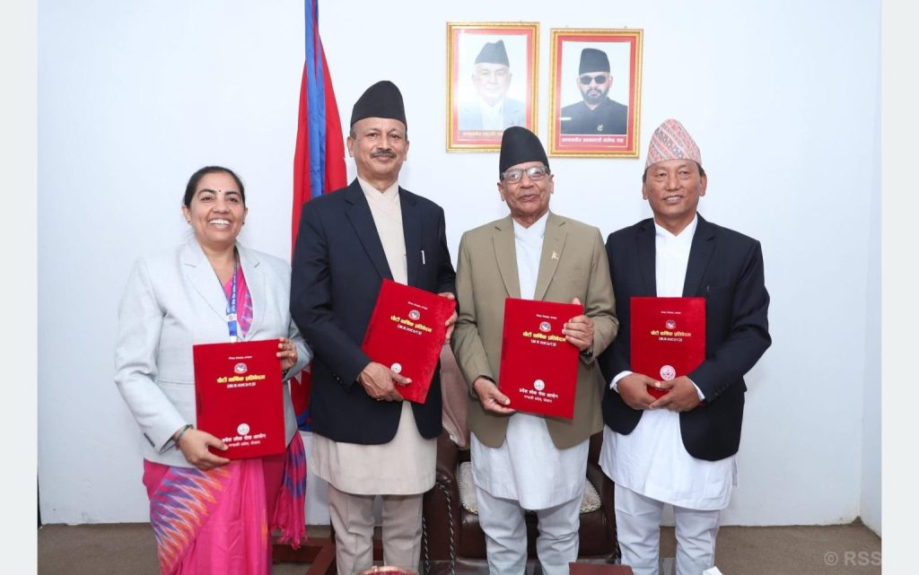 प्रदेश प्रमुखसमक्ष लोक सेवा आयोगको प्रतिवेदन पेश