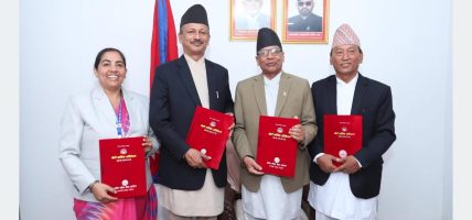 प्रदेश प्रमुखसमक्ष लोक सेवा आयोगको प्रतिवेदन पेश