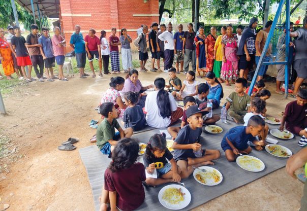 भोटेकोशी बाढी प्रभावित ‘होल्डिङ सेन्टर’ छाडेर क्रमशः कोठातिर भोटेकोशी बाढी प्रभावित ‘होल्डिङ सेन्टर’ छाडेर क्रमशः कोठातिर
