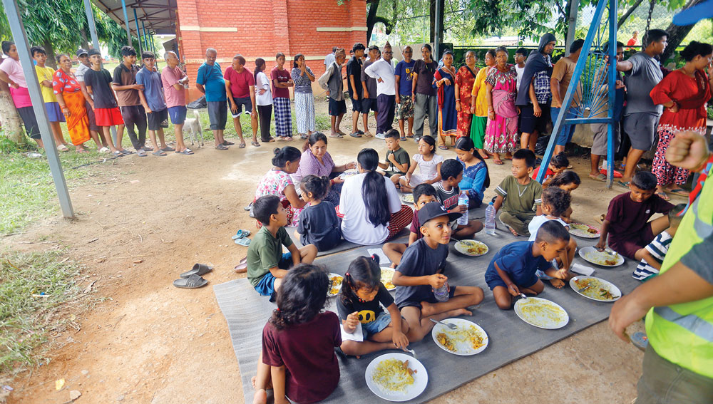 भोटेकोशी बाढी प्रभावित ‘होल्डिङ सेन्टर’ छाडेर क्रमशः कोठातिर