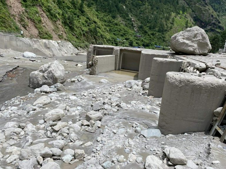 भोटेकोशीको बाढीले रसुवागढी आयोजनामा व्यापक क्षति, ९३ जना अझै सम्पर्कविहीन