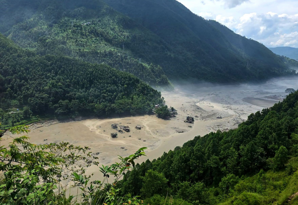 मन्त्री सतपालजी महाराजद्वारा बाढीपीडितका लागि सहयोग