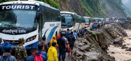 सडक अवरुद्ध भएपछि भैरहवामा दर्जनौँ बस रोकिए
