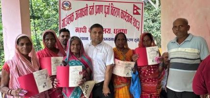 हंसपुरका ३६५ परिवारलाई जग्गाधनी पुर्जा वितरण