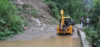 वर्षा रोकिएसंगै बेनी–दरवाङ सडक मर्मत थालियो