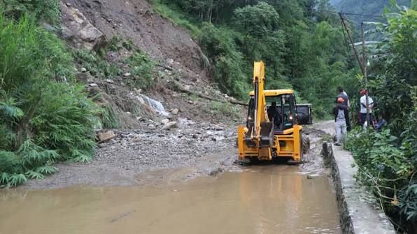 वर्षा रोकिएसंगै बेनी–दरवाङ सडक मर्मत थालियो