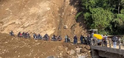 कुलेखानीमा जलसतह बढेपछि देउराली-सिस्नेरी सडक ४ः०० बजेदेखि बन्द